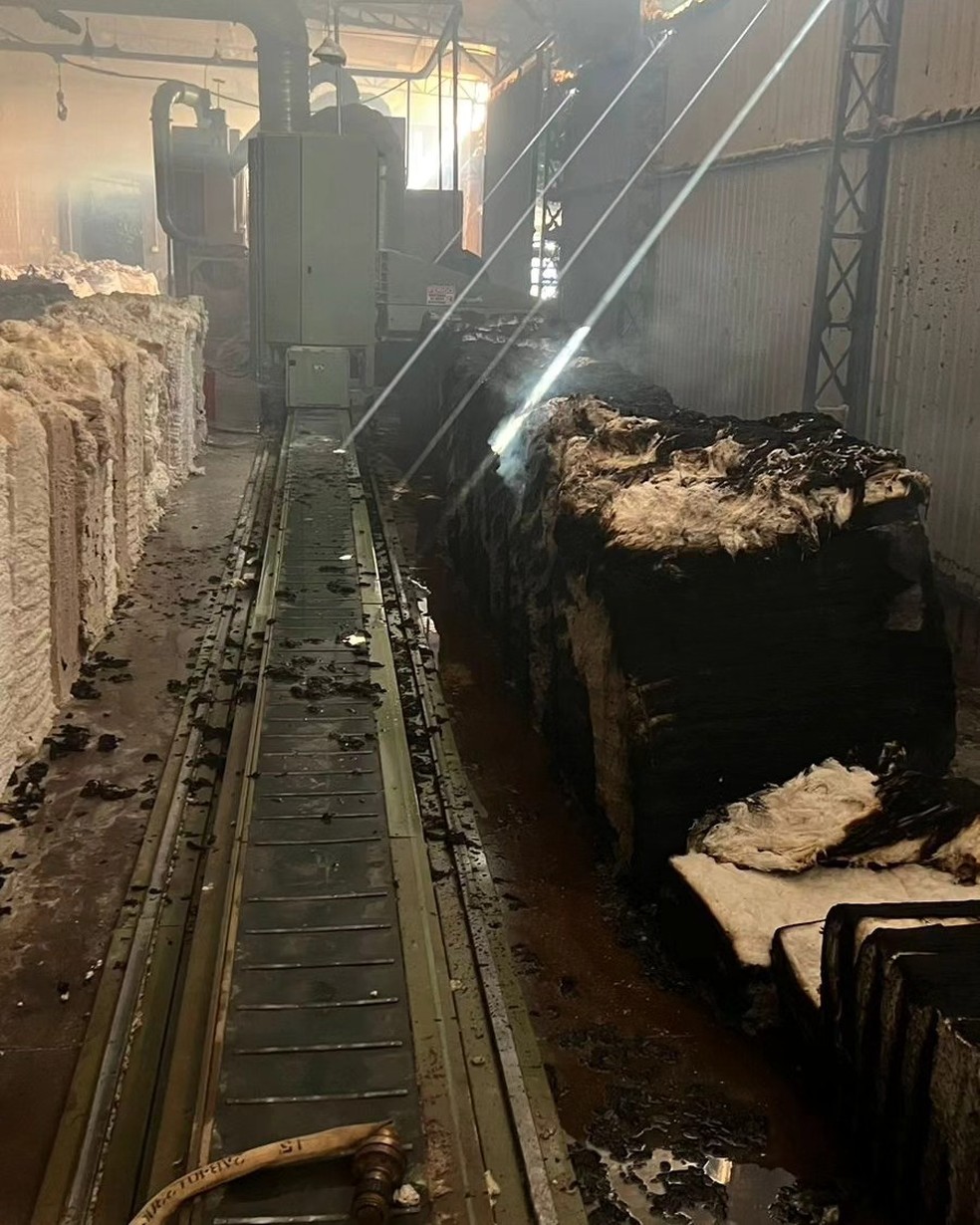 Fábrica têxtil pega fogo no Distrito Industrial de Guaranésia, MG — Foto: Corpo de Bombeiros