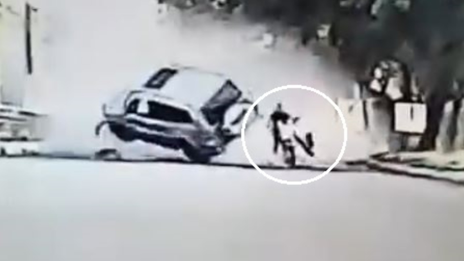 Carro perde o controle, capota várias vezes e por pouco não derruba motociclista; vídeo é impressionante