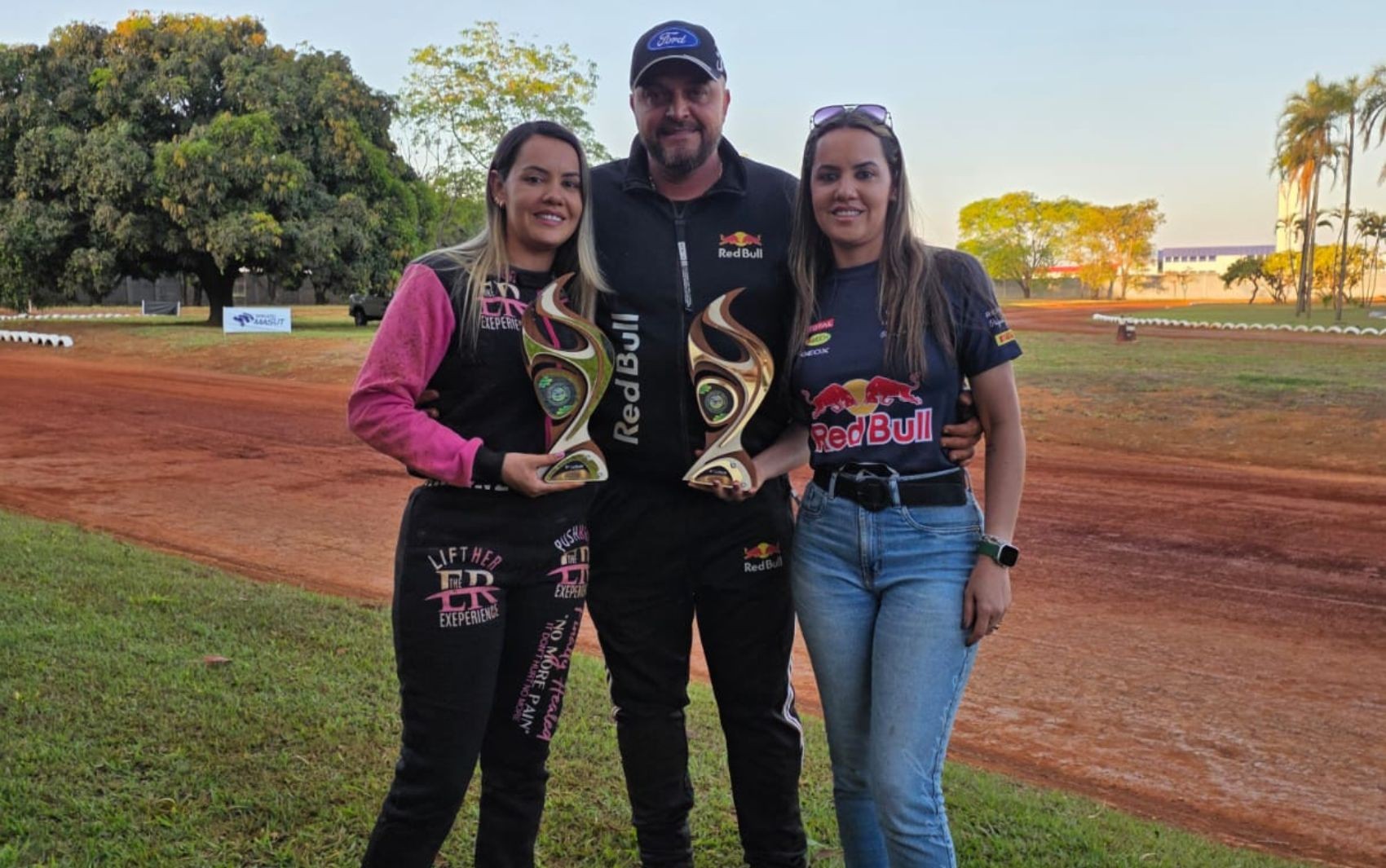 Pilotos de Kart Cross, rainha de rodeio e irmã que vivem trisal com agricultor participam de campeonatos em Goiás; vídeo
