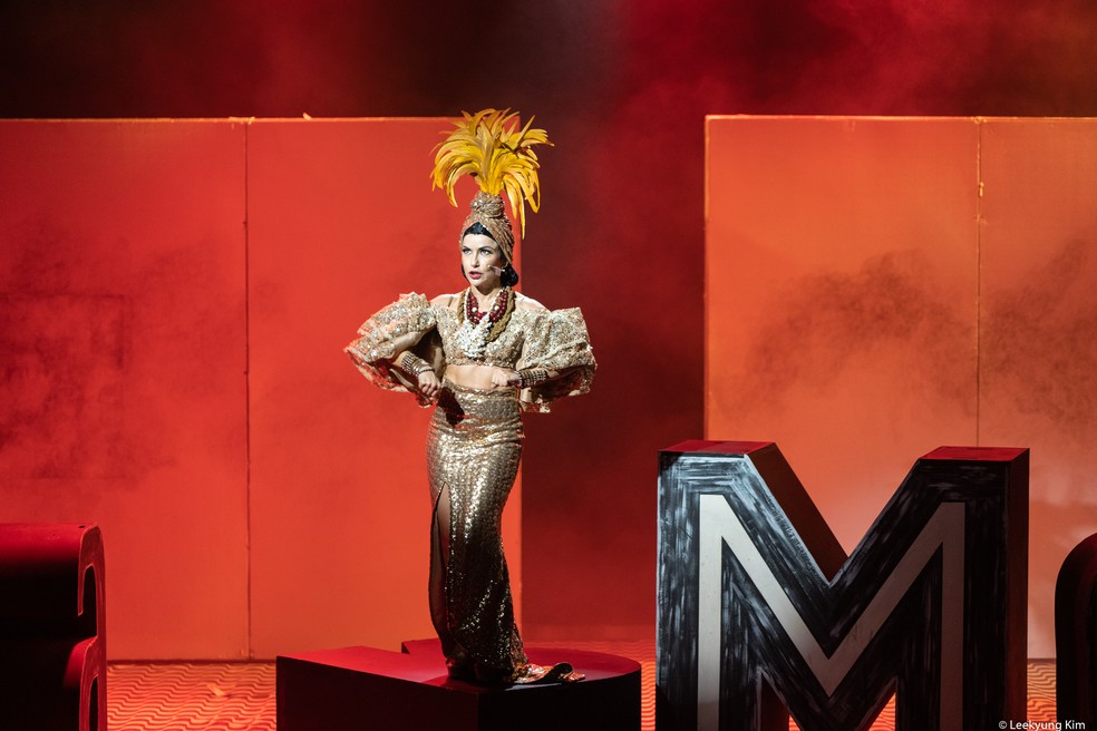 Cena do espetáculo 'Carmen, a Grande Pequena Notável' — Foto: Leekyung Kim/Divulgação