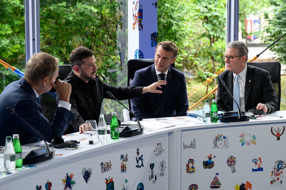 O presidente ucraniano, Volodymyr Zelensky, o presidente francês, Emmanuel Macron, e o primeiro-ministro britânico, Keir Starmer — Foto: Leon Neal/Pool via REUTERS