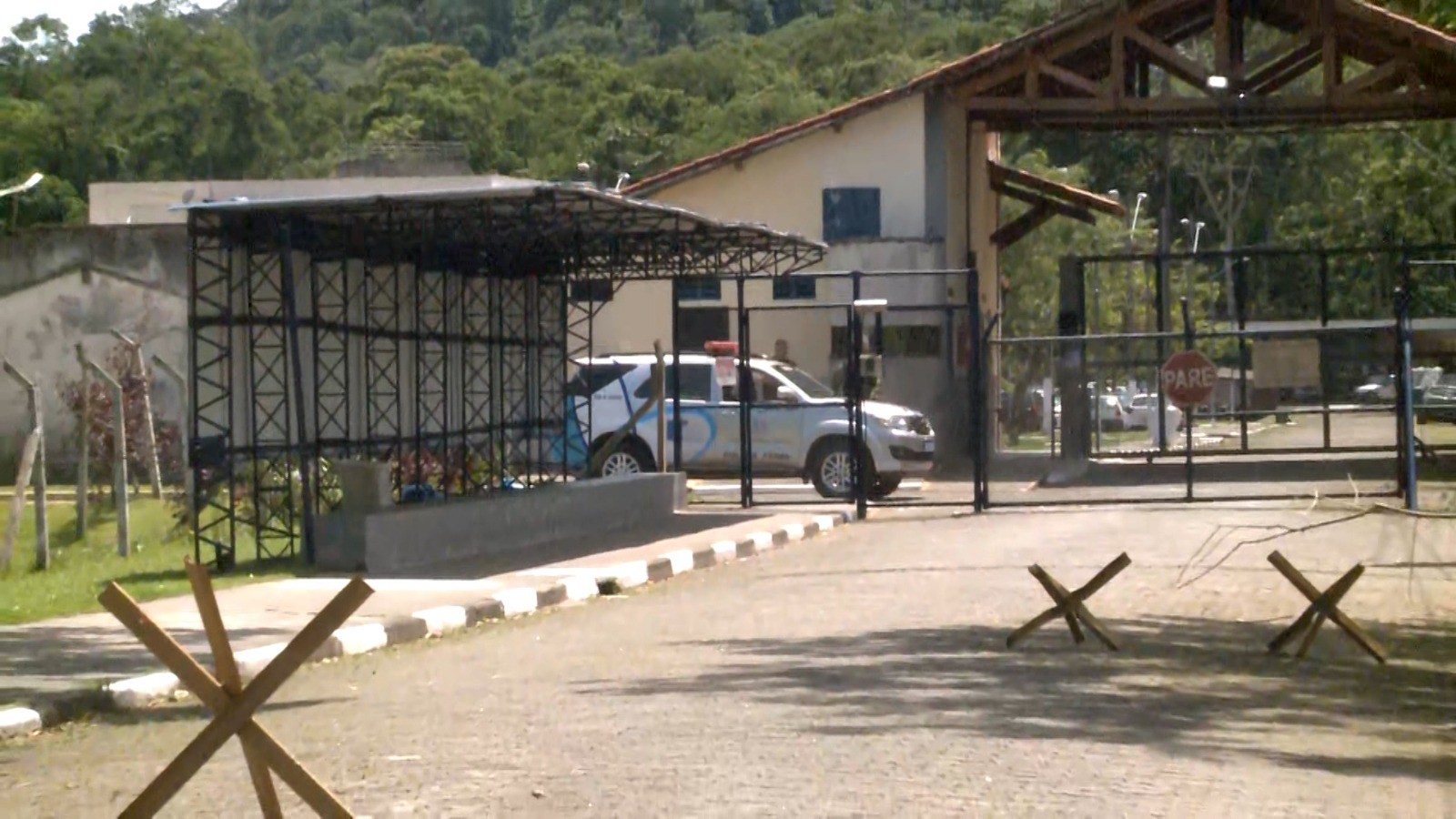 Polícia procura preso que fugiu por passagem de produtos de penitenciária de Caraguatatuba; VÍDEO