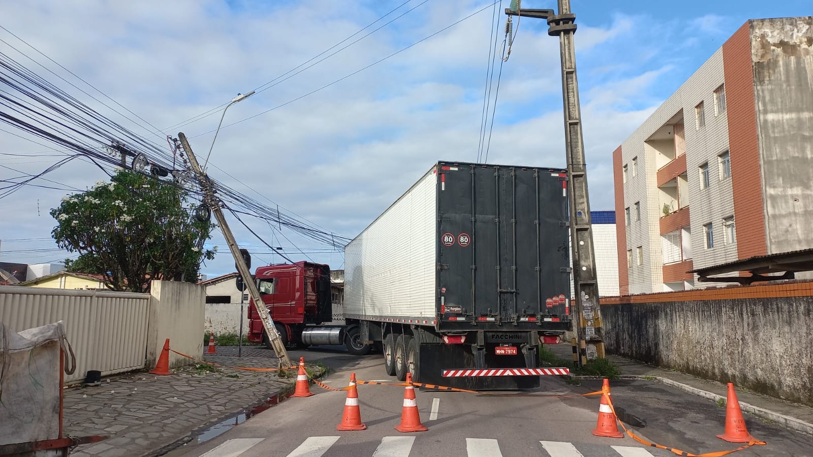 Moradores ficam sem energia e rua é interditada, após caminhão derrubar poste, em João Pessoa 