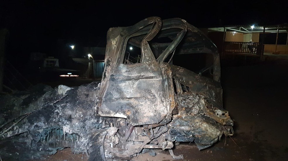Caminhão ficou totalmente destruído após incêndio — Foto: Rodrigo Barraza