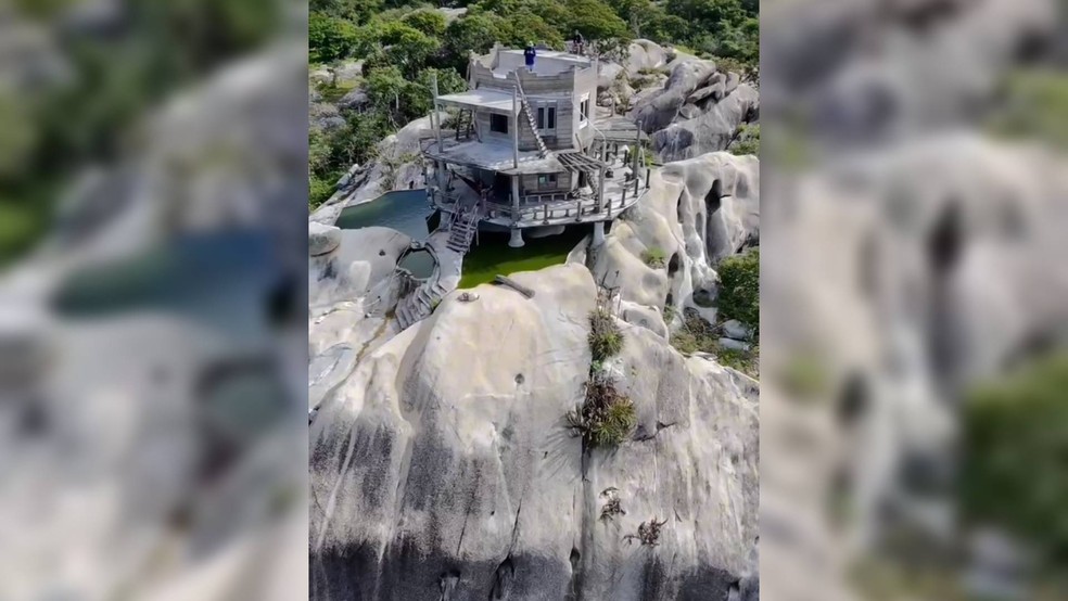 Vista aérea da casa construída na Pedra da Baliza, em Chaval (CE) — Foto: Thiago Pessoa e Ellen Lima/Fallow, Valeu