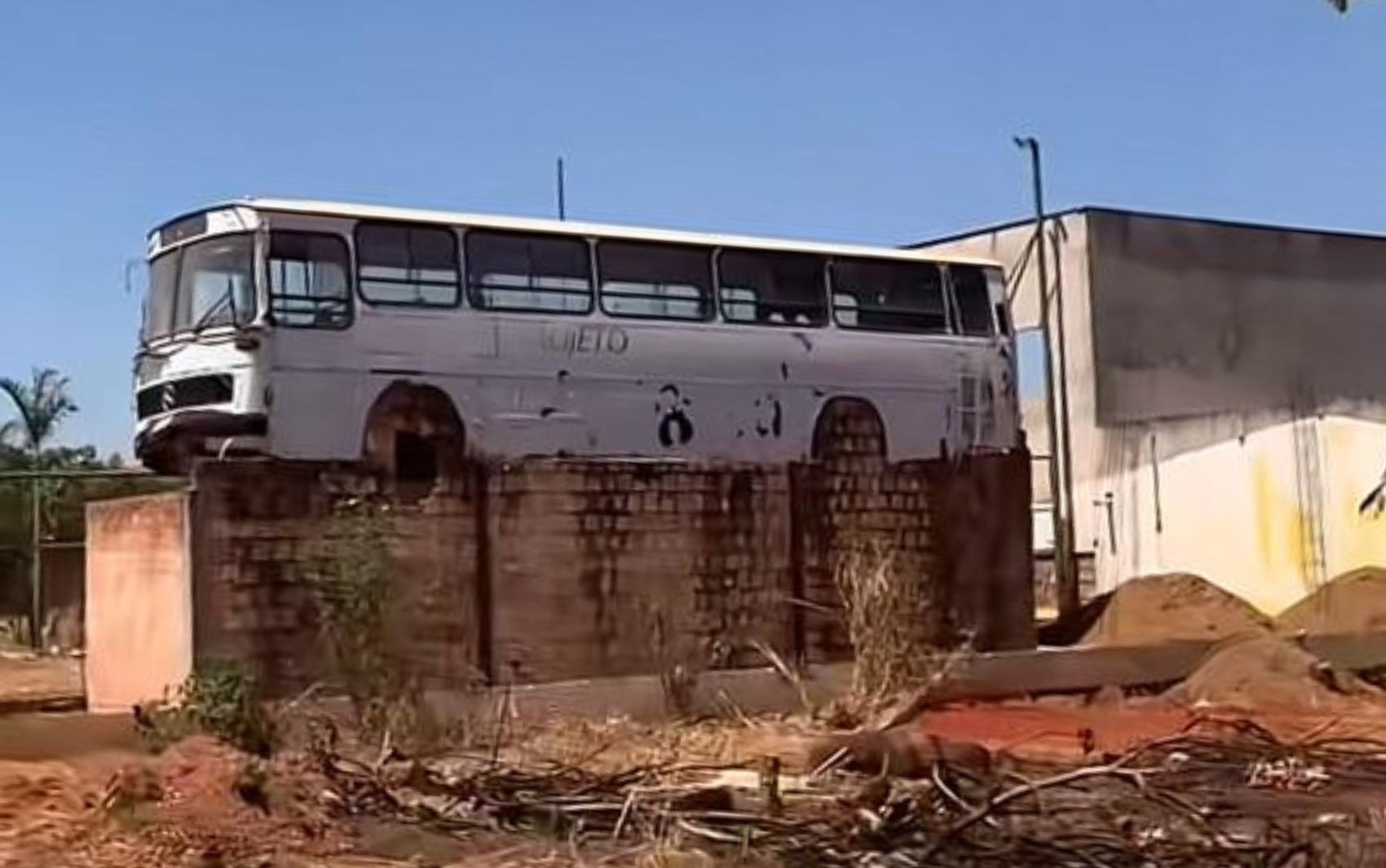 Vídeo mostra ônibus suspenso sobre tijolos e intriga internautas