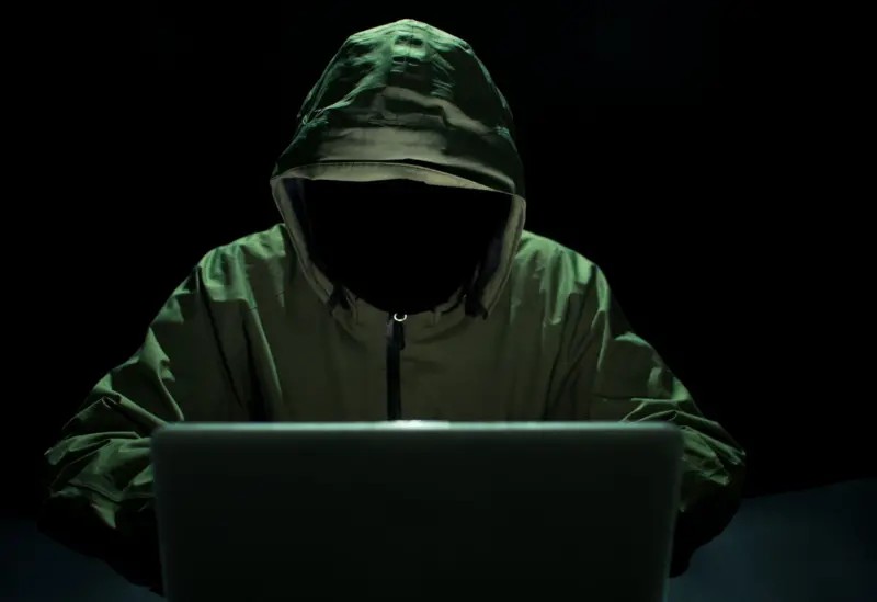 Com golpes online e até invasão de casas, ladrões de criptomoedas roubam US$ 700 milhões em explosão de roubos