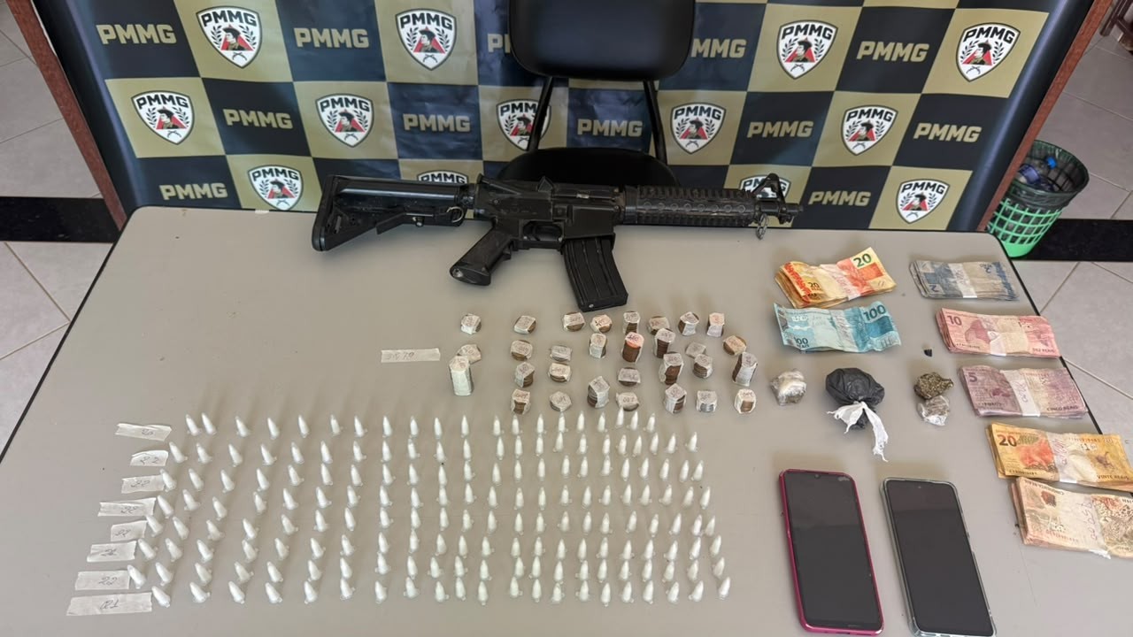 PM apreende fuzil falso e 173 pinos de cocaína em Ubaporanga