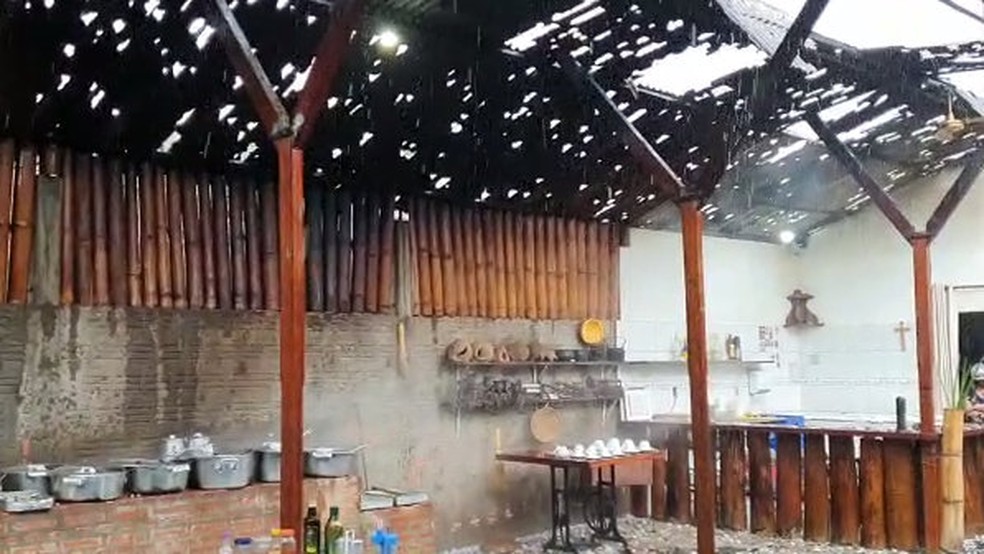 Vídeo - Restaurante fica totalmente destruído após chuva de granizo em  Araras, SP - Pedras 'cobriram' asfalto e assustaram moradores. Na zona  rural, galpão cedeu.