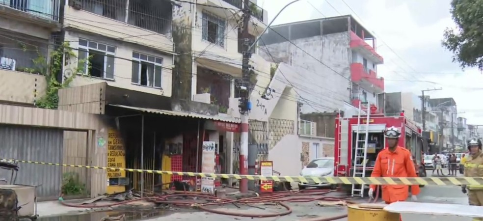 Incêndio em loja de estofados deixa feirdos na Bahia — Foto: Reprodução/TV Bahia