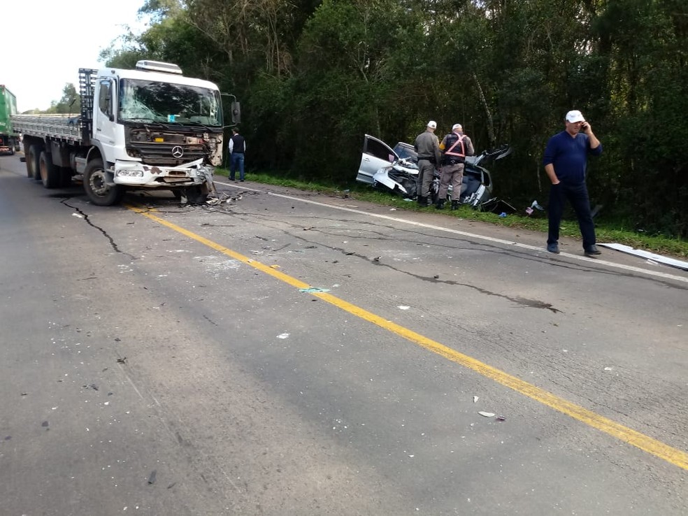 Colisão frontal entre ônibus e automóvel tira a vida de jovem de 24 anos na  ERS 211 em Erechim - Rádio Uirapuru