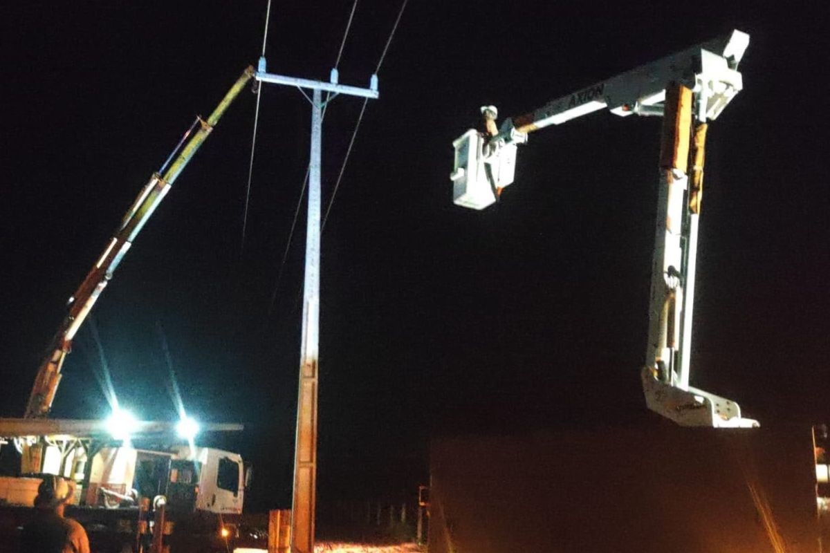 Vendaval derruba mais de 10 postes e deixa bairros de Terenos sem energia elétrica