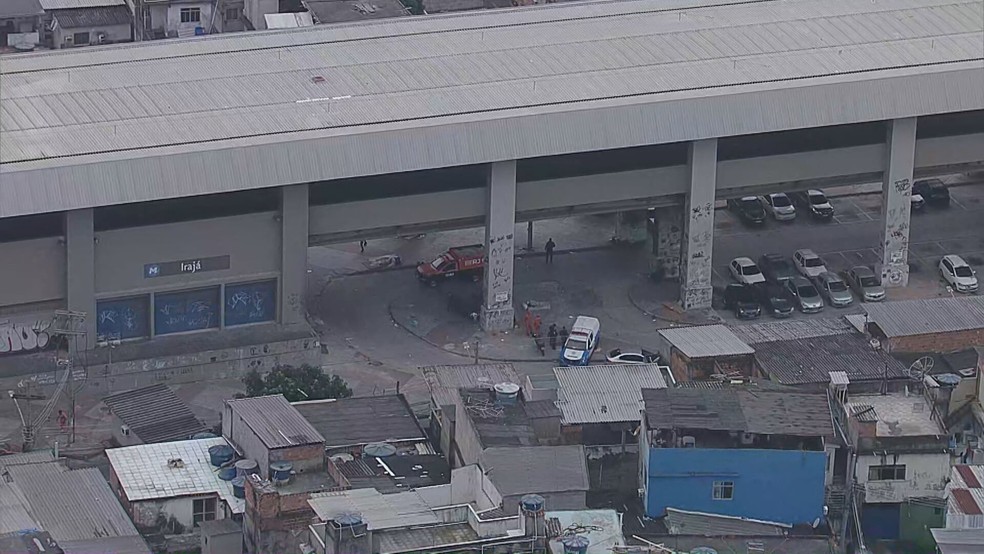 Duas pessoas são mortas nas imediações da Estação de Irajá — Foto: Reprodução/TV Globo