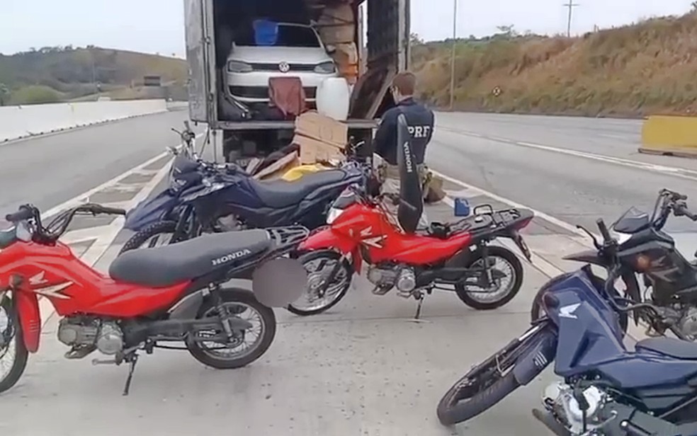PRF apreende drogas, fuzil e cinco motos roubadas dentro de caminhão na Fernão Dias, em Santo Antônio do Amparo, MG — Foto: Polícia Rodoviária Federal
