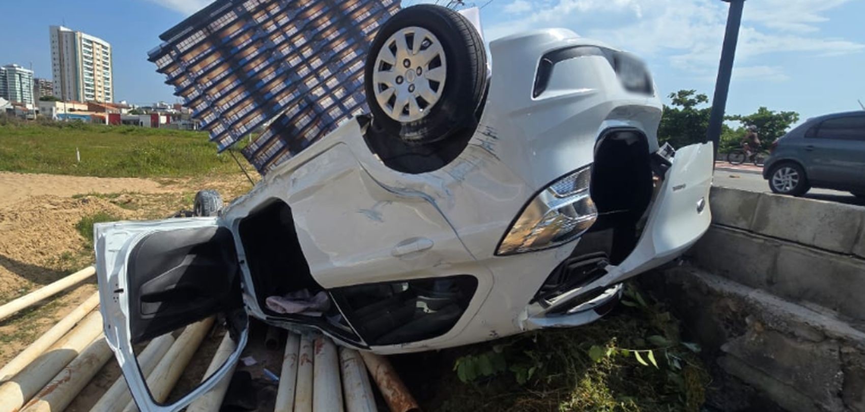 Motorista perde o controle da direção e veículo capota na Rodovia SE-100 