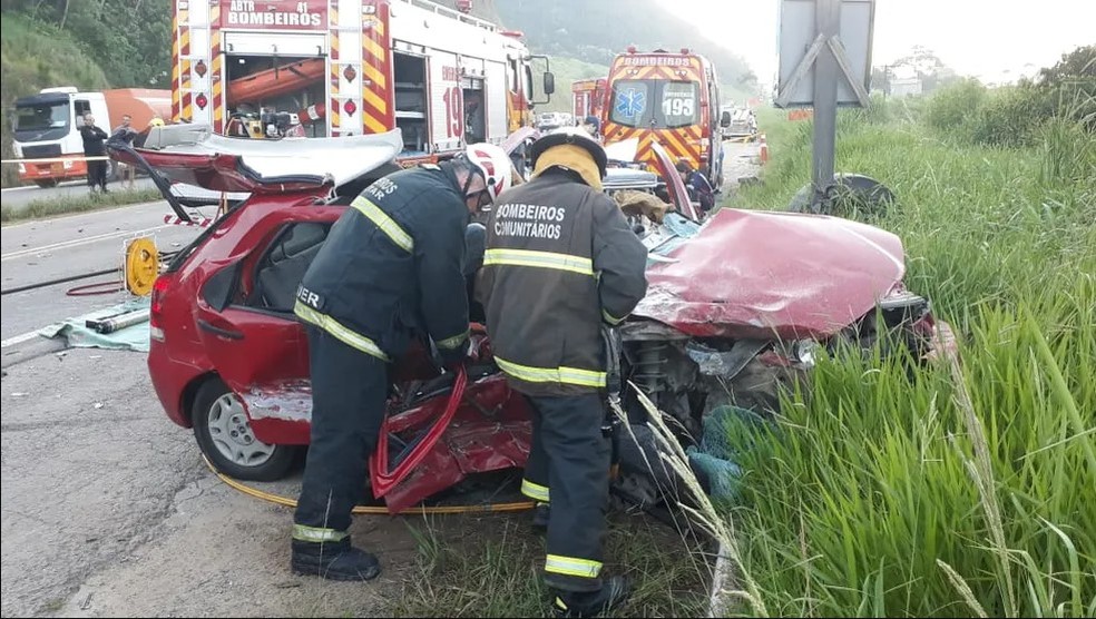 Palio atingido por Jaguar. Cinco jovens estavam no carro, duas morreram — Foto: Corpo de Bombeiros/Divulgação