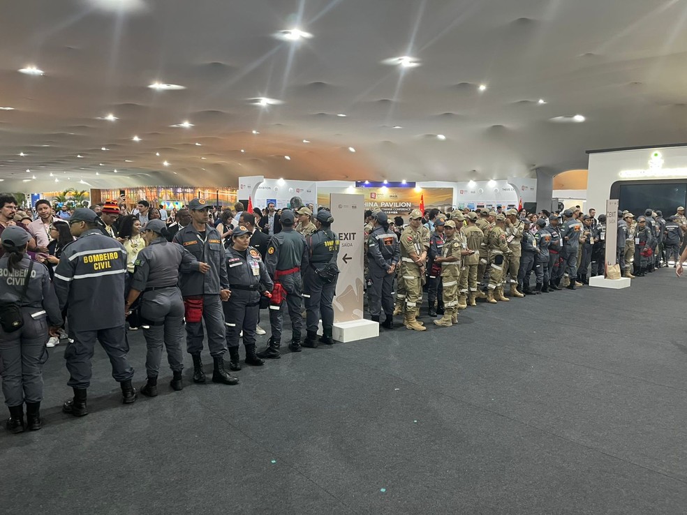 Seguranças isolam área na Blue Zone. — Foto: Paula Paiva Paulo