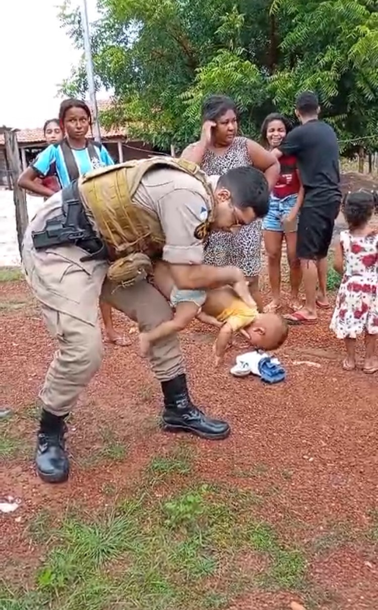Vídeo mostra desespero de mãe enquanto policial salva bebê que se engasgou com a saliva