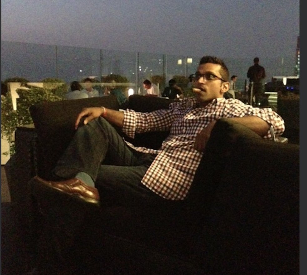 Kash Patel fumando charuto — Foto: Reprodução Redes Sociais