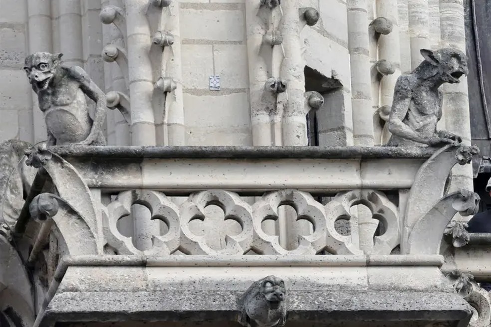 Esculturas de gárgulas foram limpas após reforma da catedral — Foto: Getty Images