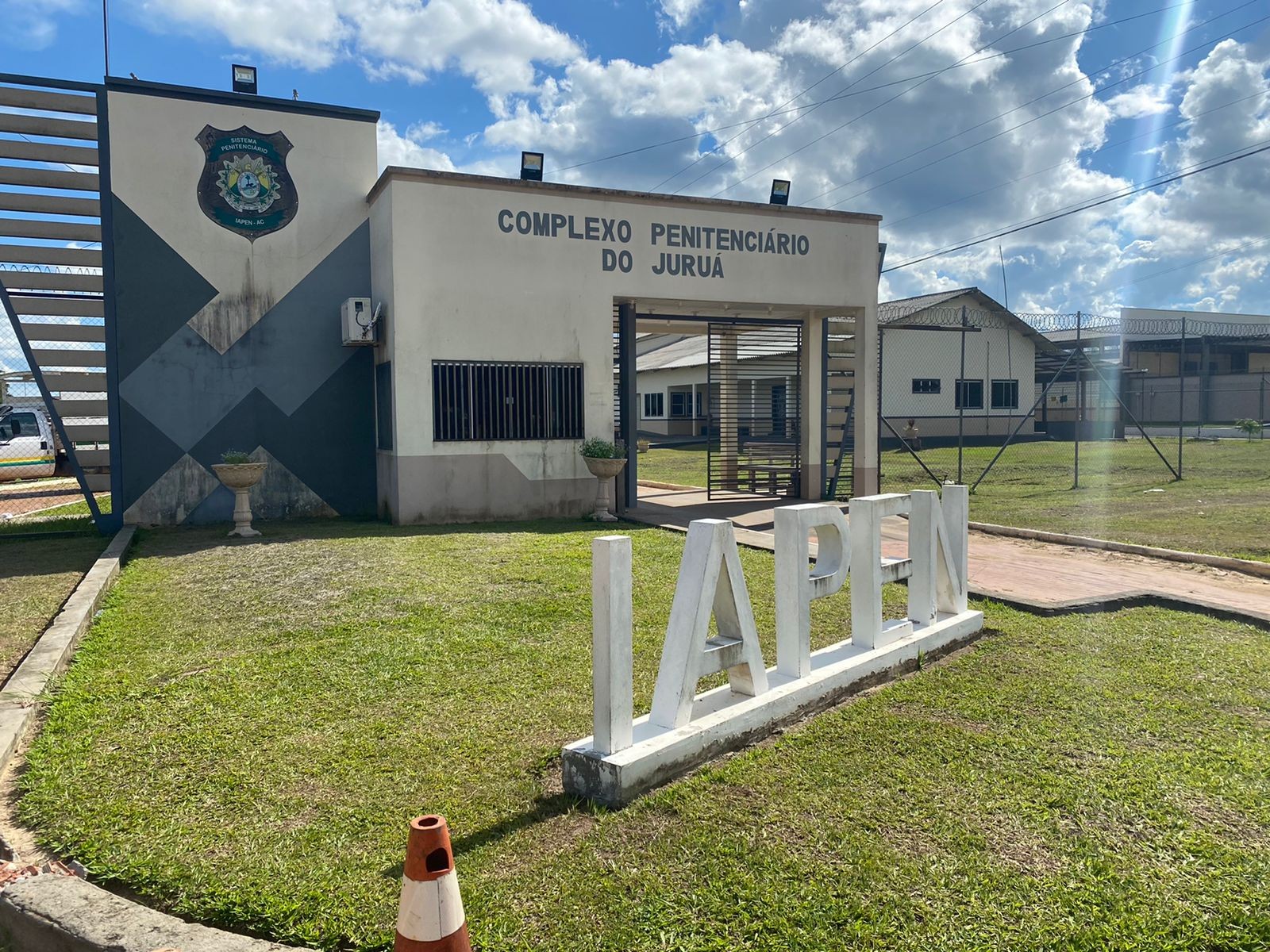Oito presos fogem por buraco aberto em cela de presídio de Cruzeiro do Sul 