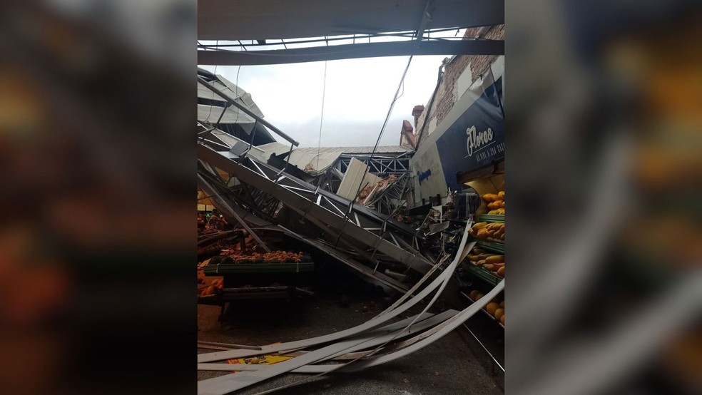 Parte de teto de supermercado desaba durante temporal em Araçatuba (SP) — Foto: Arquivo pessoal