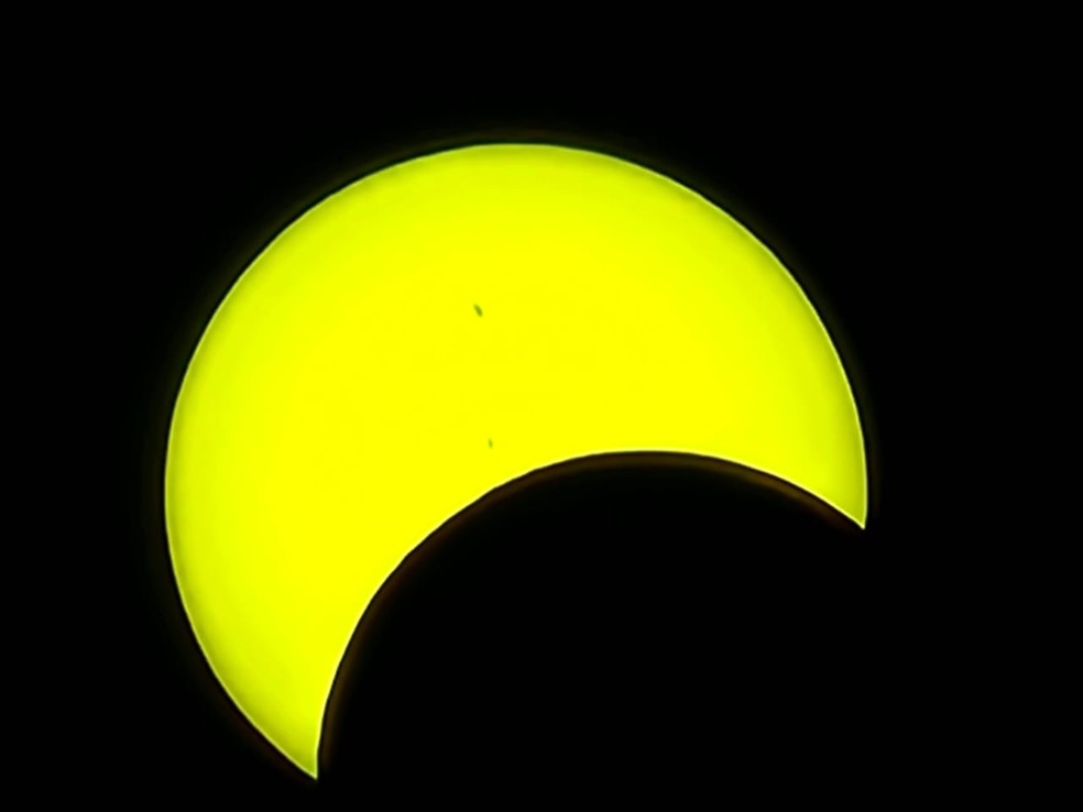 Foto tirada com filtro, às 16h20, em João Pessoa, durante eclipse anular do sol — Foto: Diogo Tozzi/Semana do Eclipse 2023