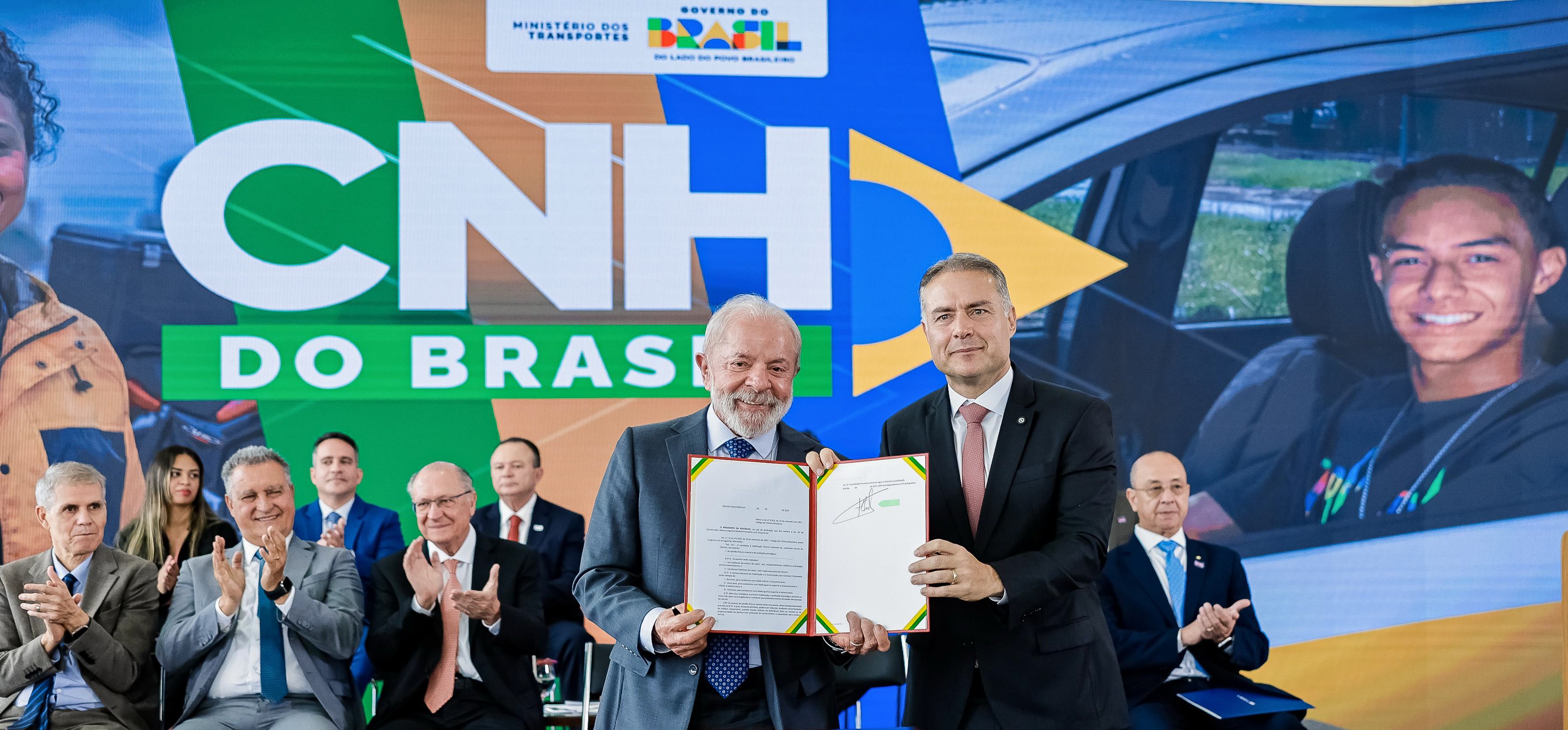 Enquanto direita enfrenta divisões, Lula lança programas mirando 2026 e busca recursos para vitaminar sua campanha