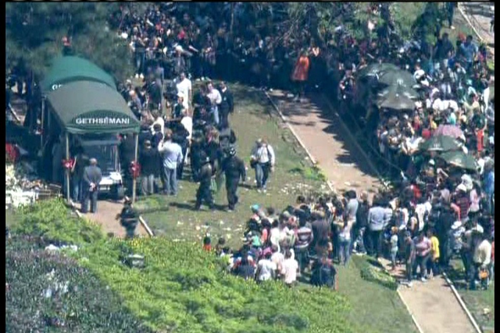 Enterro de Hebe Camargo  — Foto: Reprodução Globo News