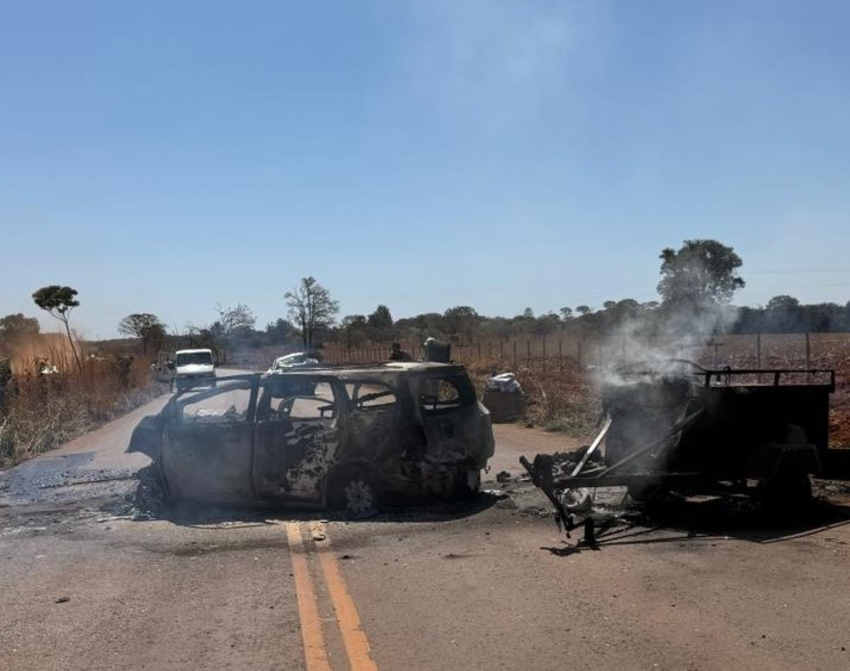 Dois motoristas morrem e passageiros ficam feridos em batida entre carro e caminhonete na MG-176