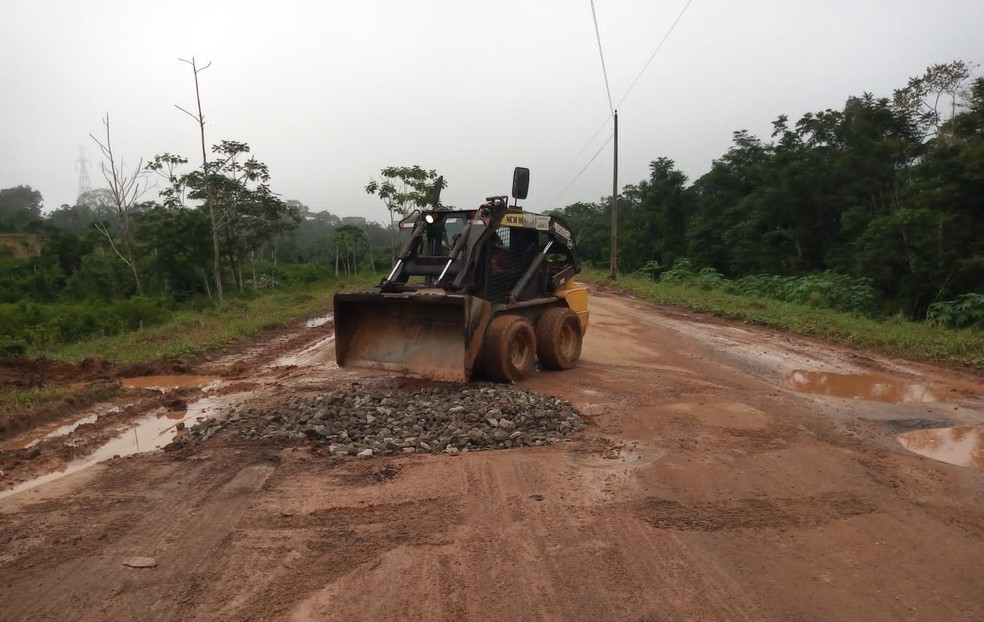 Pedras e pó de pedra são usados para tapar buracos na BR-364 — Foto: Arquivo/Dnit