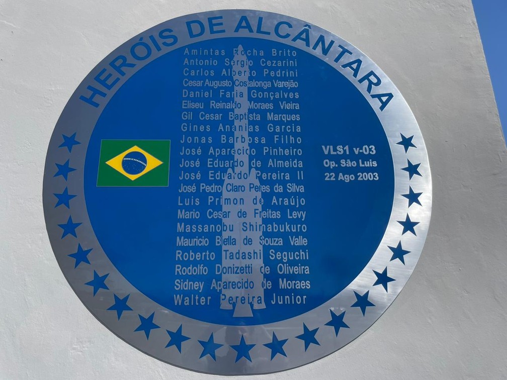 Memorial com protótipo de foguete homenageia 21 mortos em explosão na Base de Alcântara — Foto: Arthur Costa/ TV Vanguarda
