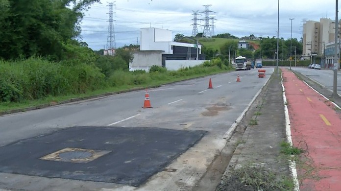 G1 - Buracos atrapalham fluxo de carros em estrada de Sabaúna, em Mogi -  notícias em Mogi das Cruzes e Suzano