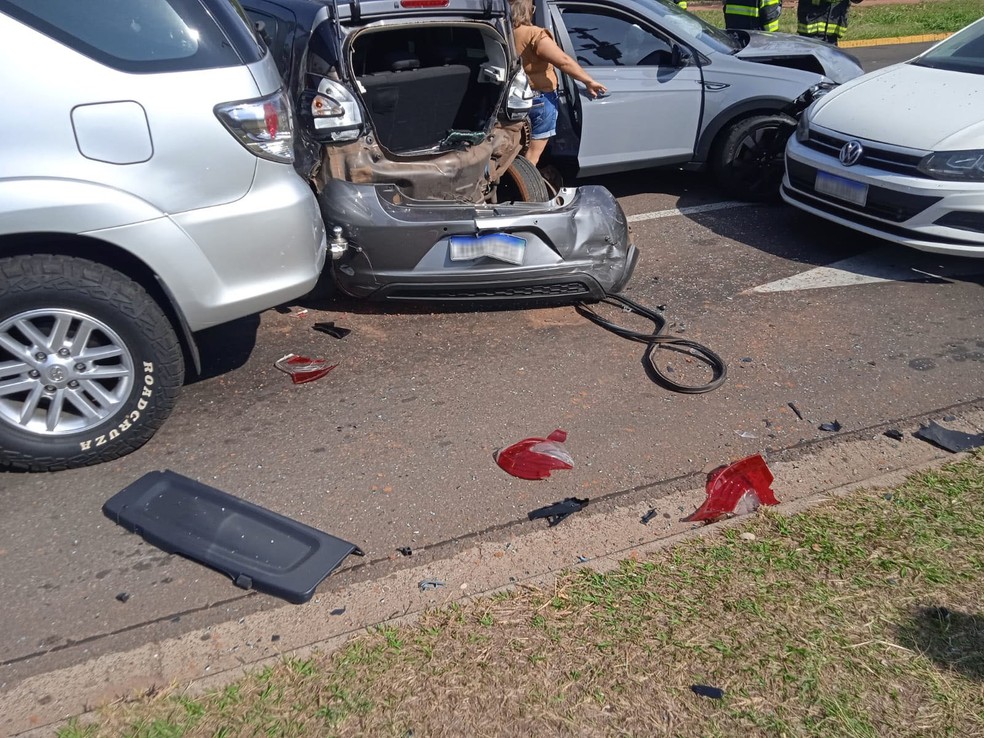 Série de batidas envolveu seis carros e o cavalo-trator de uma carreta na Avenida Manoel Goulart, em Presidente Prudente (SP), na tarde desta segunda-feira (4) — Foto: Kawanny Barros/TV Fronteira