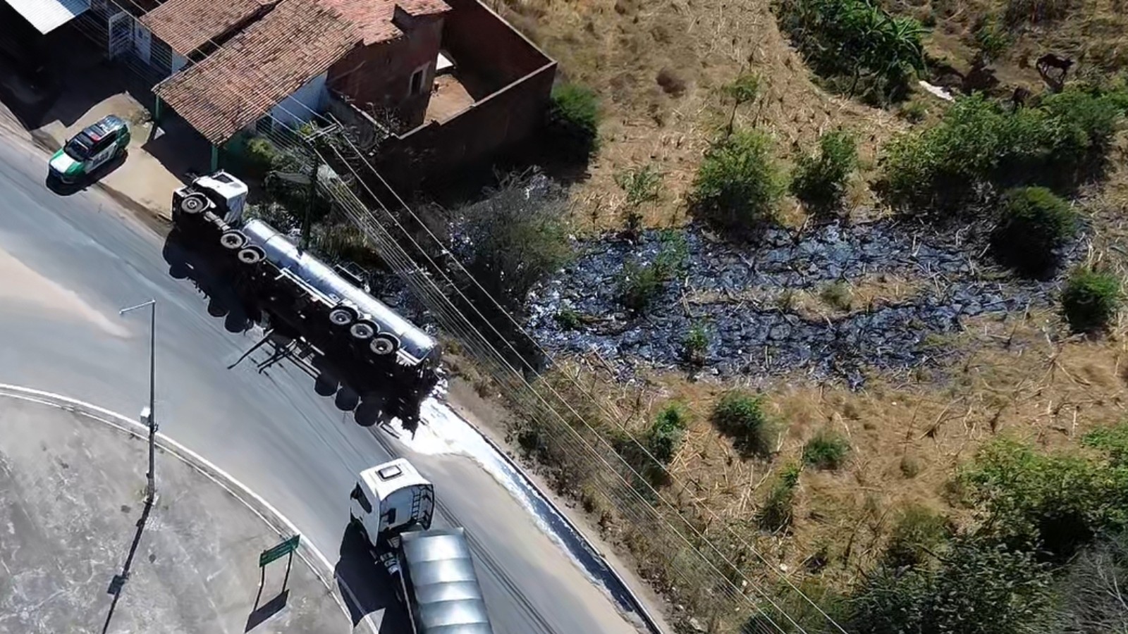 Caminhão tomba em rotatória da Br-222 e espalha piche em Itapajé​‌​