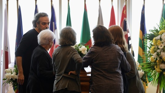 Corpo do escritor Luis Fernando Verissimo é velado na Assembleia Legislativa, em Porto Alegre - Cerimônia é aberta ao público. Autor de 88 anos estava hospitalizado há cerca de três semanas e morreu por complicações decorrentes de uma pneumonia.