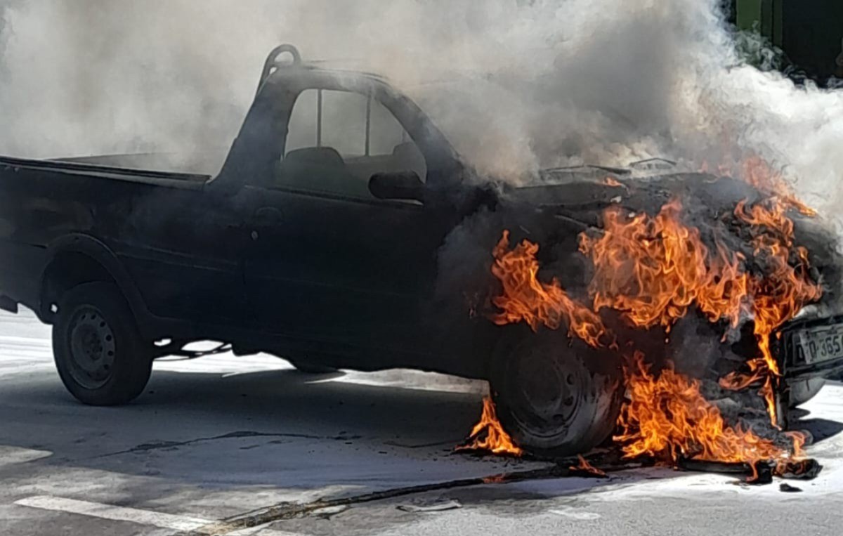 Carro pega fogo em frente a ponto de ônibus no Centro de Pindamonhangaba