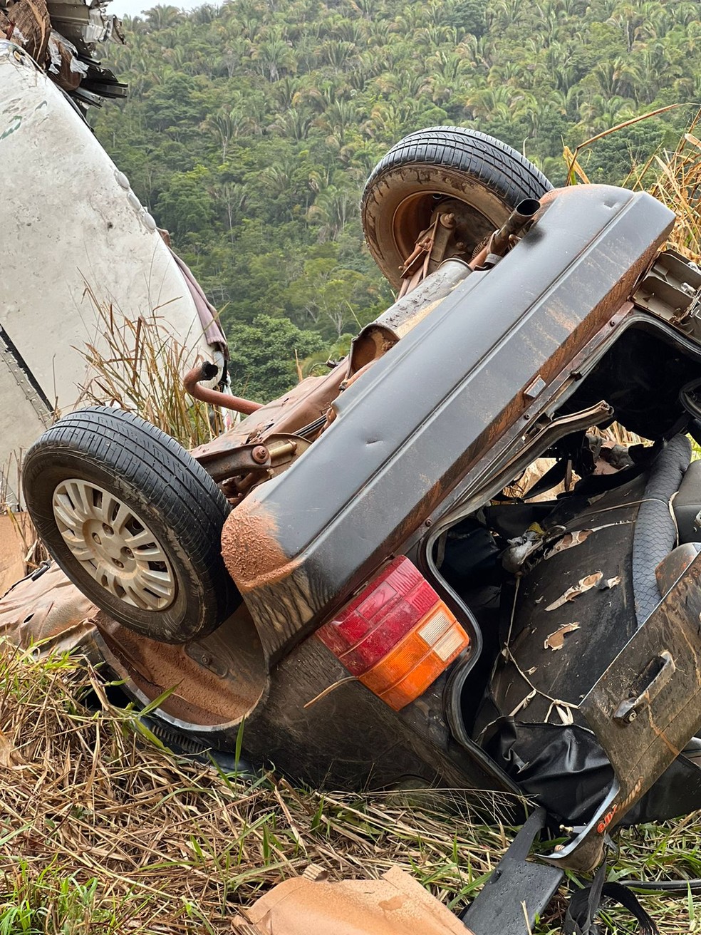 Carro de passeio na ribanceira depois da batida — Foto: Corpo de Bombeiros