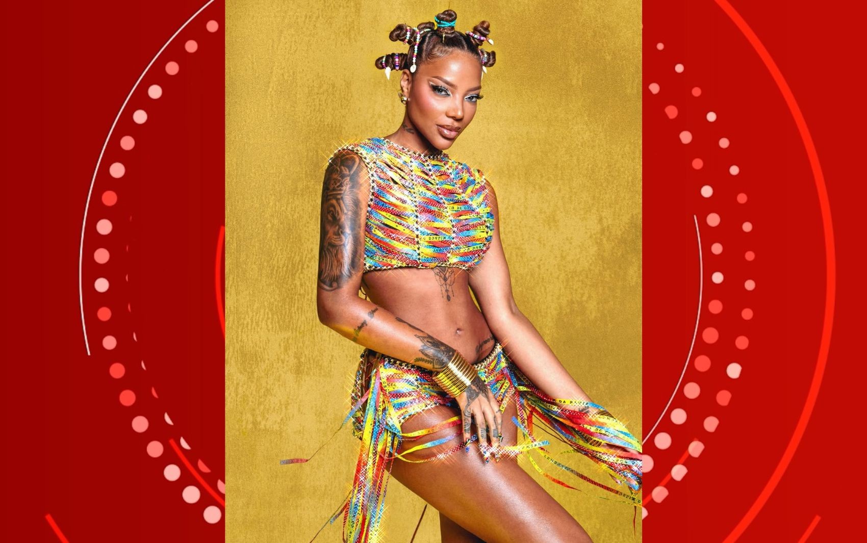 Ludmilla mostra figurino feito com fitinhas do Senhor do Bonfim