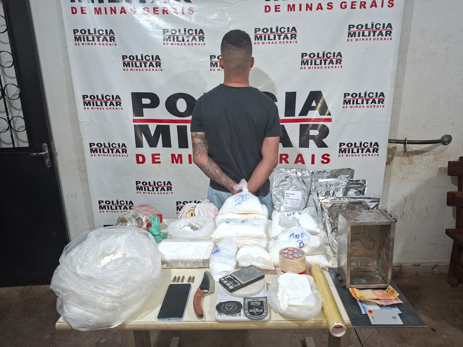VÍDEO: Preso por tráfico em Uberaba recebia R$ 5 mil para distribuir drogas vindas de Uberlândia, diz PM