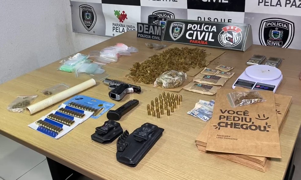 Polícia apreendeu arma, munições e balança com suspeitos de 'delivery de drogas' — Foto: Pedro Hugo/TV Cabo Branco