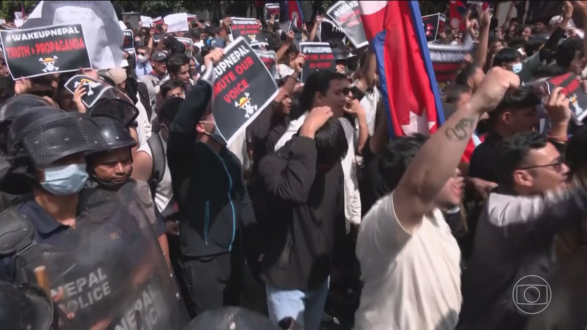 Manifestantes que derrubaram primeiro-ministro do Nepal começam a negociar formação de governo provisório