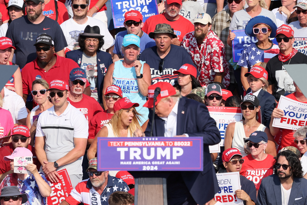 Donald Trump sofre atentado durante comício — Foto: REUTERS/Brendan McDermid