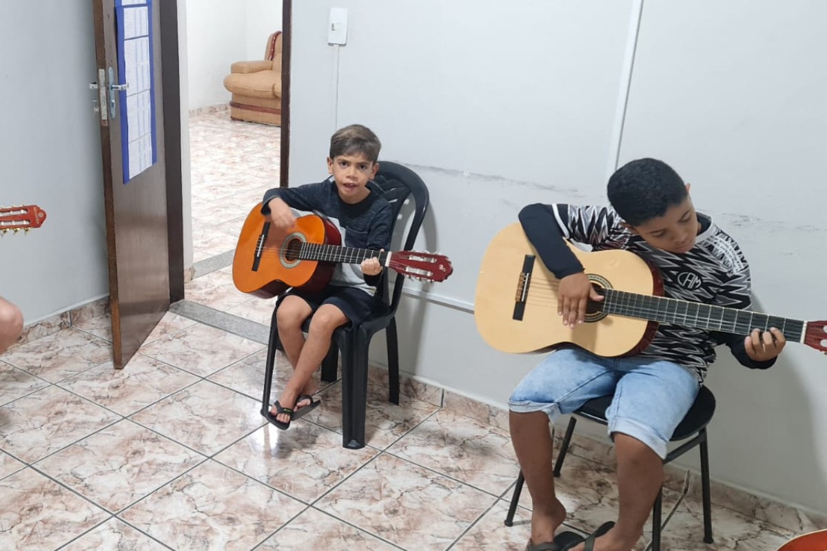 Projeto que ensina canto, instrumentos e inglês abre vagas gratuitas em Ipatinga