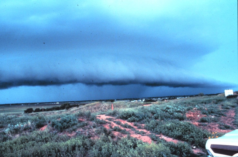Frente de rajada se aproxima antes de uma tempestade no estado do Novo México, nos Estados Unidos. O fenômeno ocorre quando o ar frio da chuva avança por baixo do ar quente e úmido. — Foto: NOAA