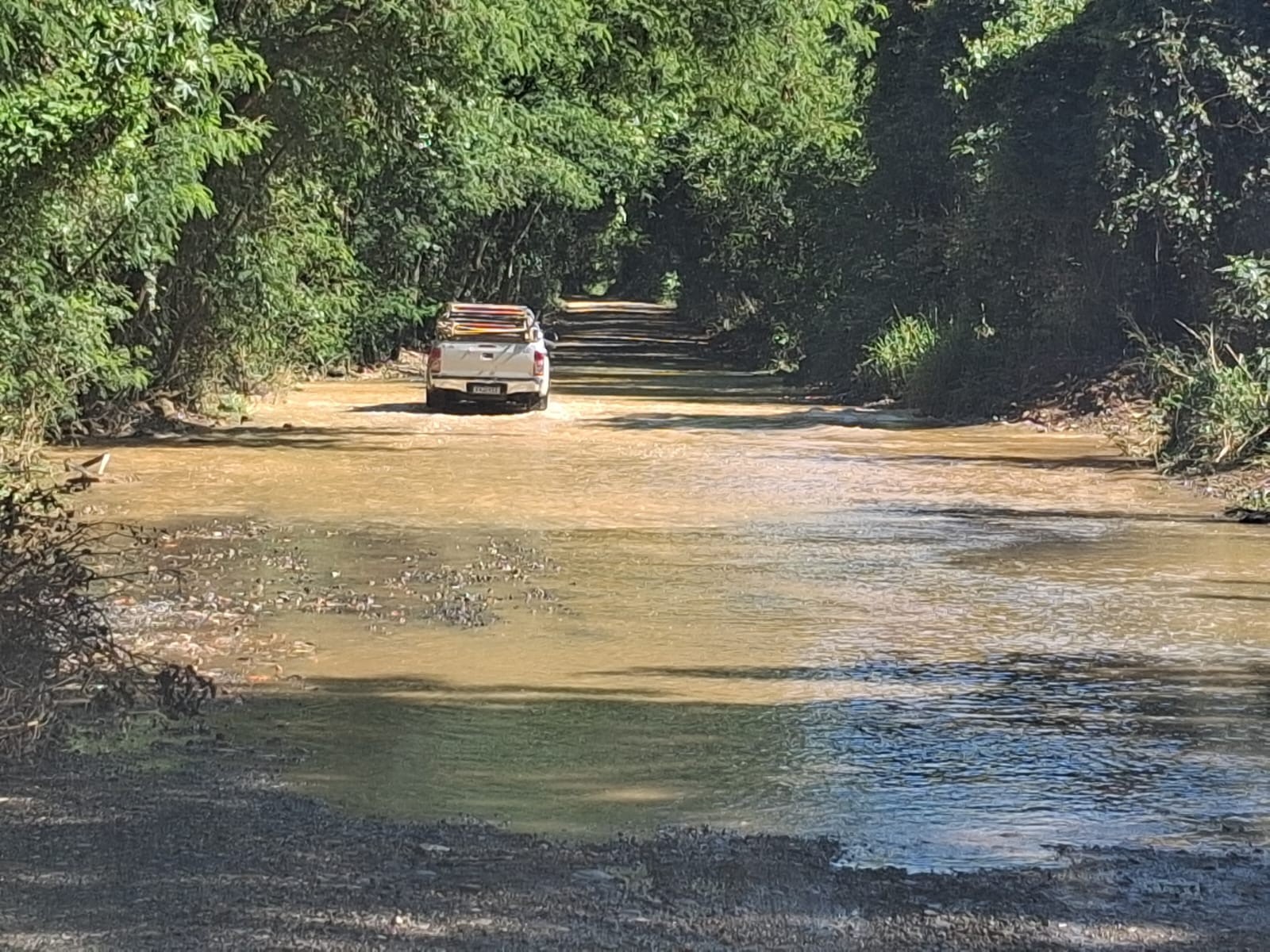 Após chuvas, trecho de via fica alagado e motoristas ilhados são resgatados com trator no interior de SP