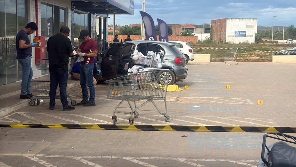 Homem é morto e companheira é baleada na saída de supermercado em Missão Velha, no Ceará. — Foto: Darlene Barbosa/ TV Verdes Mares