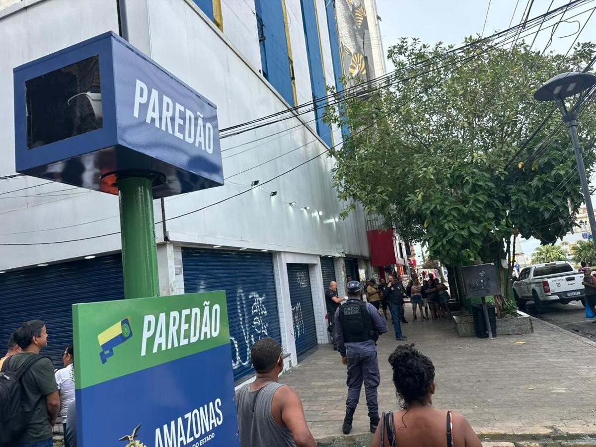 Corpo de homem é encontrado dentro de lixeira no Centro de Manaus; câmeras devem ajudar na investigação