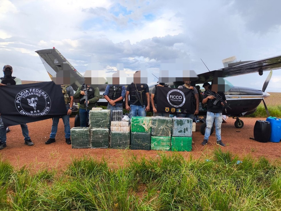 Policiais durante flagrante na pista clandestina em Marianópolis, oeste do Tocantins — Foto: Divulgação/FICCO