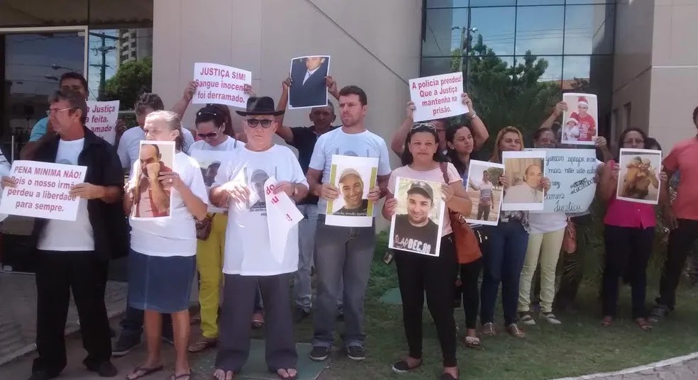 Familiares e amigos realizaram um protesto em frente a Divisão de Homicídios em 2016. — Foto: Gioras Xerez/Sistema Verdes Mares